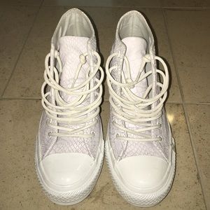 Converse wedge reptile embossed