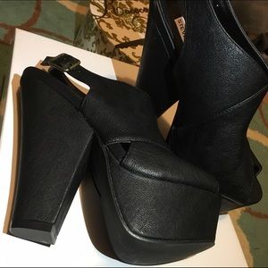 Steve Madden's Women Platform Sandals.