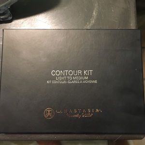 Anastasia contour kit used once