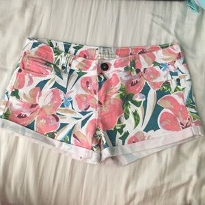 Cute floral shorts!