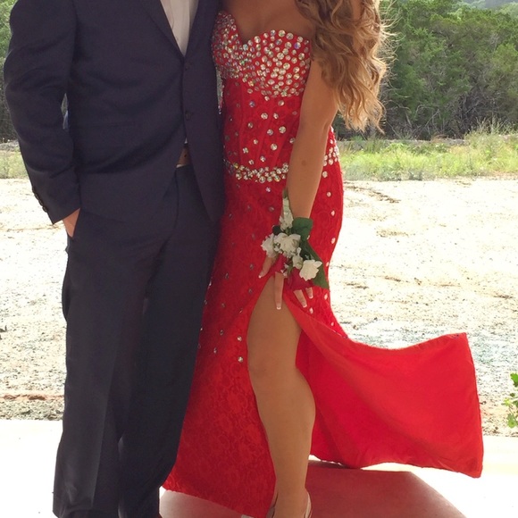 Red prom dress - Picture 1 of 3