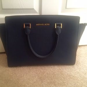 BRAND NEW Michael Kors Selma Handbag in Navy