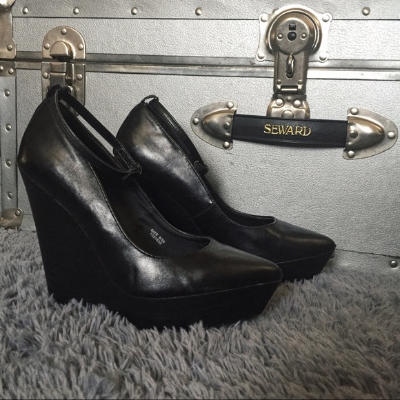 Black Wedges