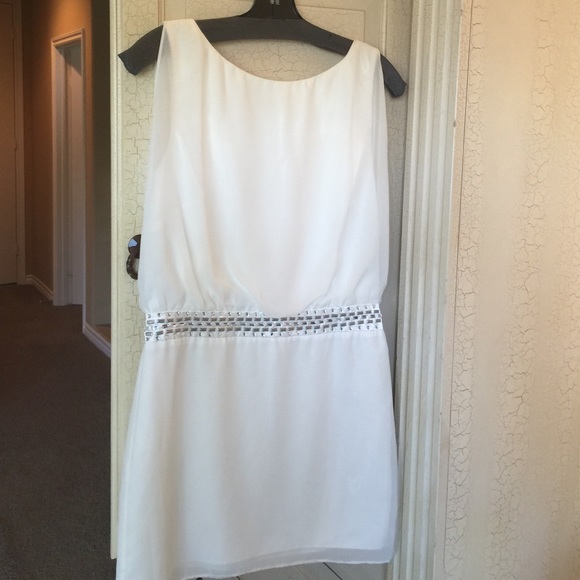 Laundry white dress. - Picture 2 of 4