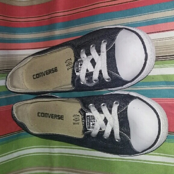 Women's size 9 slip on converse