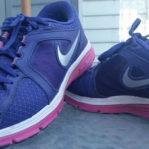 Size 7.5 Nike dual fusion