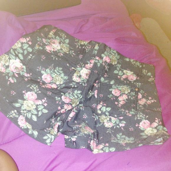Flower Printed Shorts - Picture 2 of 2