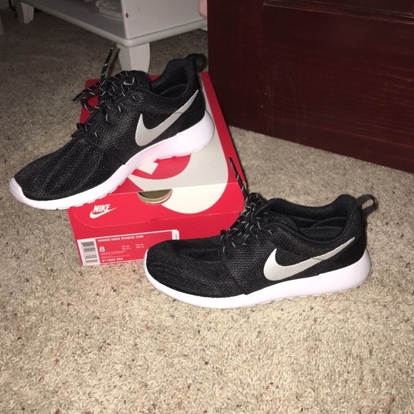 Black Nike Roshes