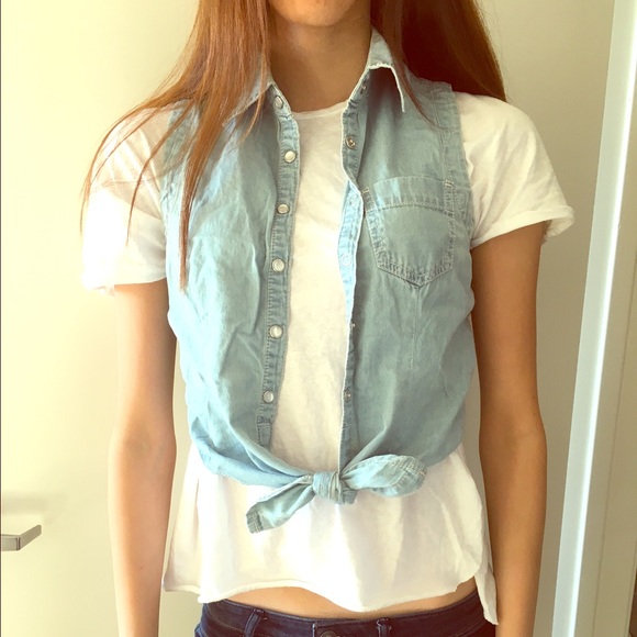 Jean color without sleeve outfit.