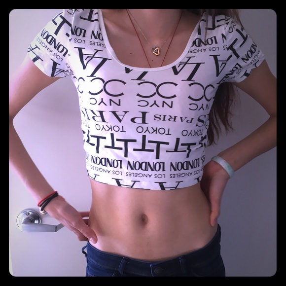 Crop top with letter print.