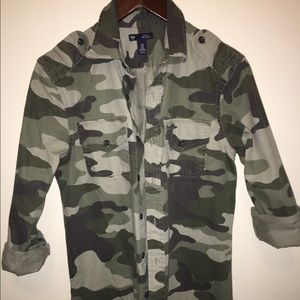 Gap camo button down structured shirt