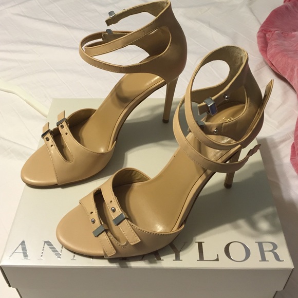 Ann Taylor size 7.5 sandals nude