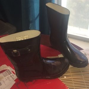 Black short rain boots with side buckle
