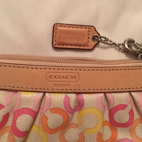 🚫SOLD🚫 Coach Wristlet - Picture 4 of 4