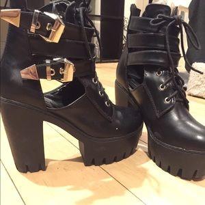CHUNKY BLACK BOOTS