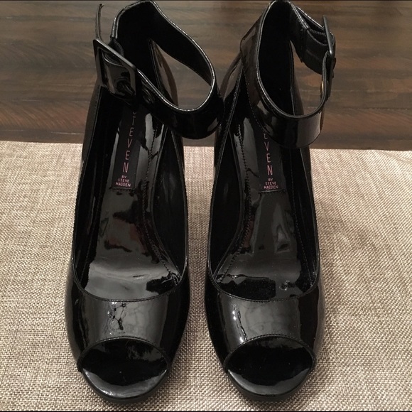 Great pair of Steven by Steve Madden heels!