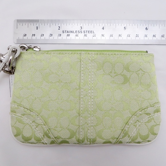 ❌ SOLD! ❌ Coach Wristlet - Green - Picture 4 of 4