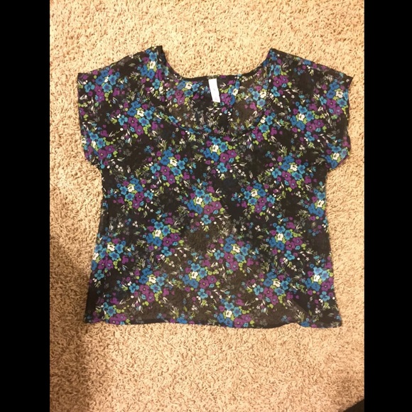 Cute Floral top. - Picture 2 of 3