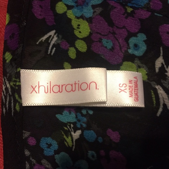 Cute Floral top. - Picture 3 of 3