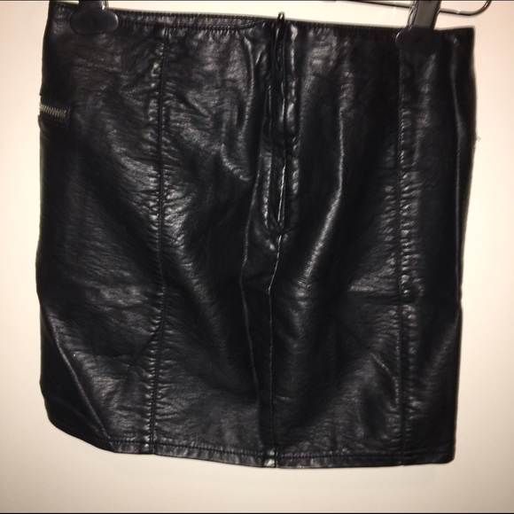 Go to leather mini skirt - Picture 2 of 3