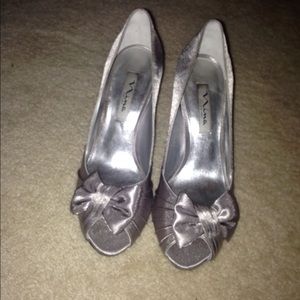Nina silver peep-toed bow pumps. Size 8.
