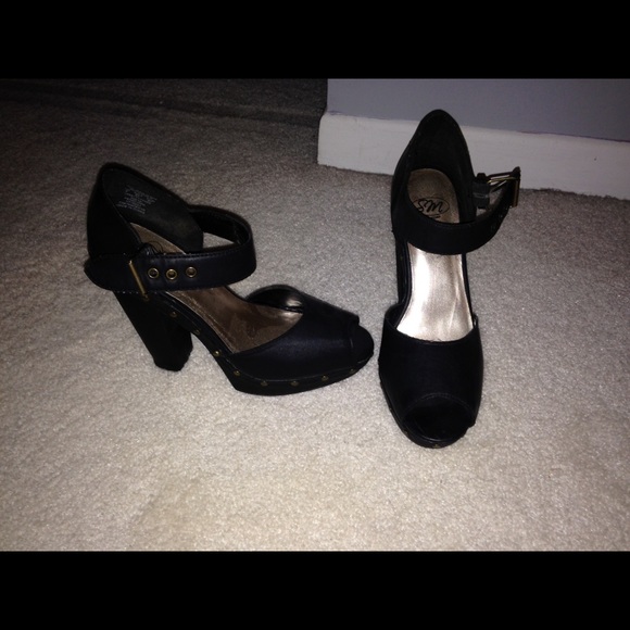 SM New York retro-style peep-tied platforms.