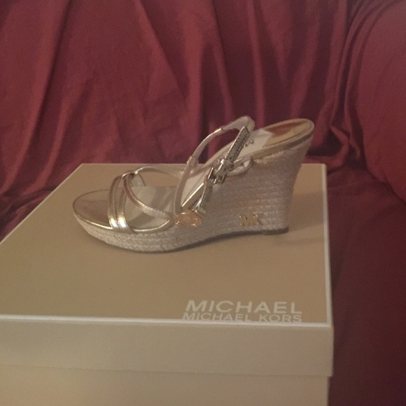 Authentic Michael Kors gold sandals - Picture 2 of 3