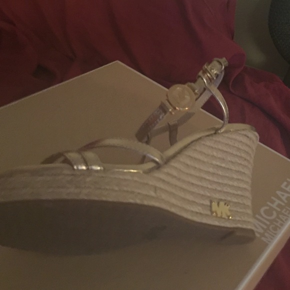 Authentic Michael Kors gold sandals - Picture 3 of 3