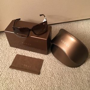 NWT Gucci sunglasses with case, box & clean cloth