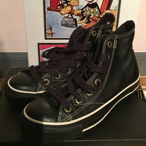 Black leather converse size 3 in mens 5 in women