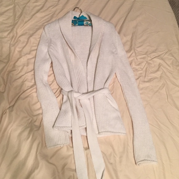 GAP: Spring White Sweater