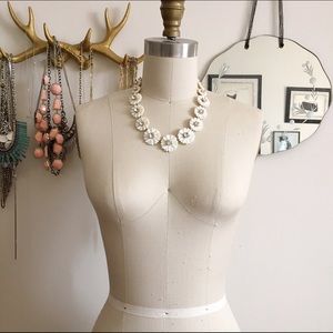 ❌SOLD❌White Floral Statement Necklace