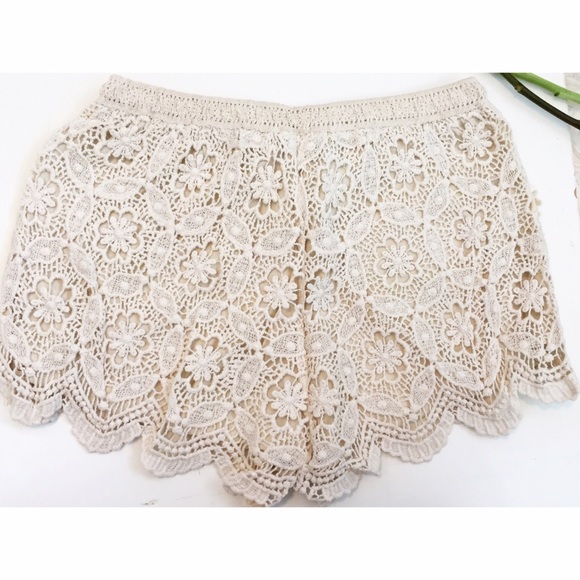 Flower Cream Lace Crochet Shorts - Picture 2 of 4