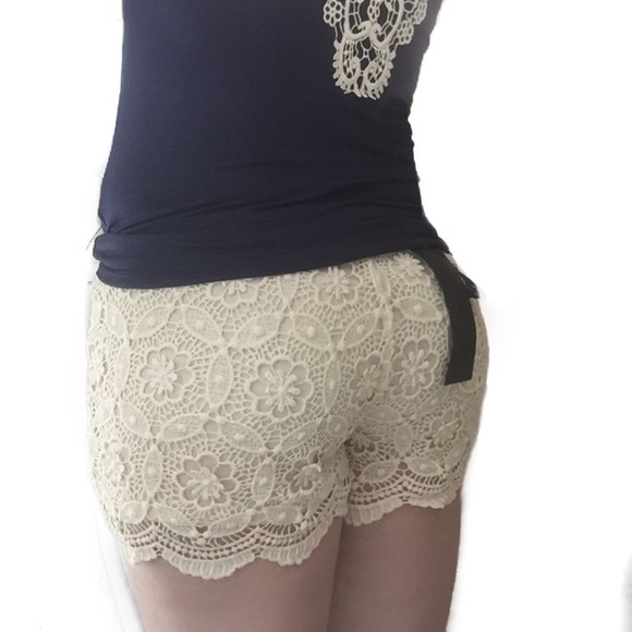 Flower Cream Lace Crochet Shorts - Picture 4 of 4