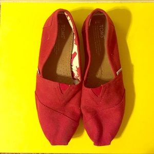 TOMS 8 Red Canvas Flats