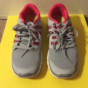NIKE 8.5 Grey White and Pink Free Runs