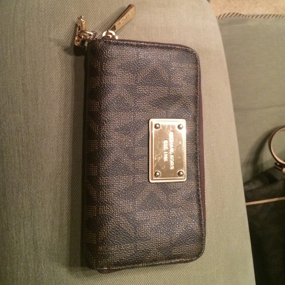 Michael Kors Phone wristlet on sale till 3/1/16🌴