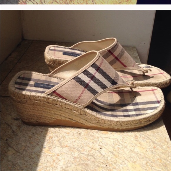 Gorgeous Burberry Thong wedges sandals - Picture 2 of 4