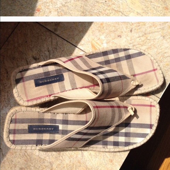 Gorgeous Burberry Thong wedges sandals - Picture 3 of 4