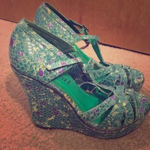 Floral wedges