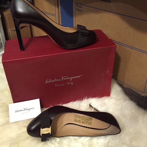 BRAND NEW Salvatore Ferragamo leather heels - Picture 2 of 4