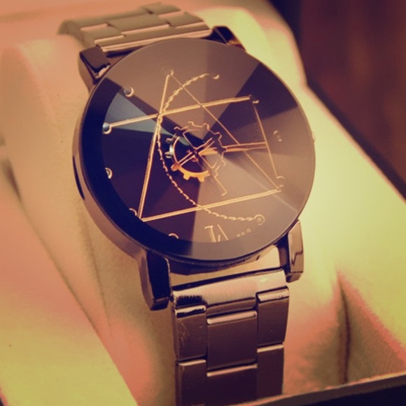 Fashion luxury watch , comes with battery