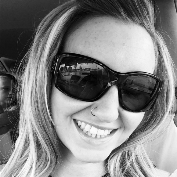 Meet your Posher, Candace ❤️😘🎉 - Picture 3 of 4