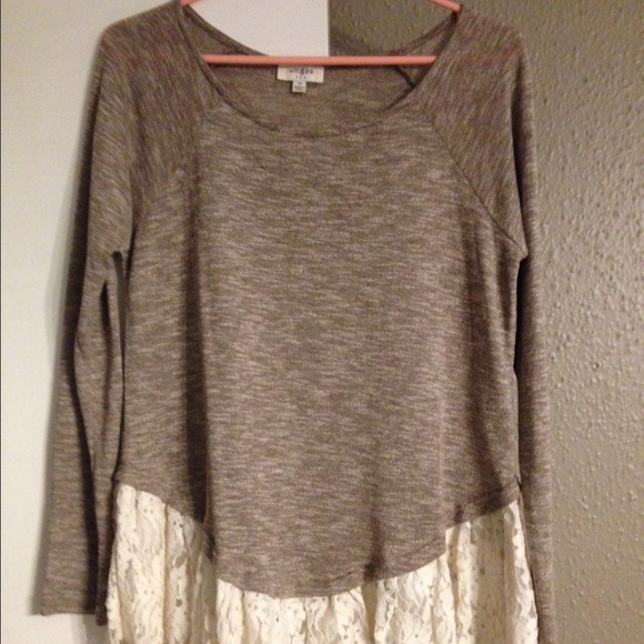 Umgee lace trimmed shirt NWOT, never worn size Med