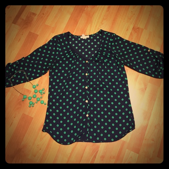 ✨navy blue top with green polka dots✨