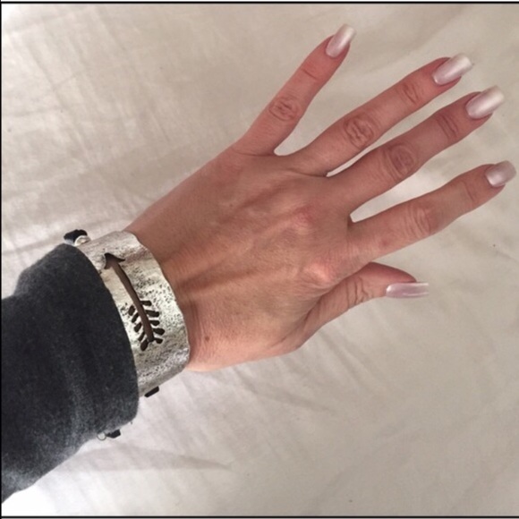 🏹Oxidized Silver Cutout Arrow Bracelet - Picture 3 of 4