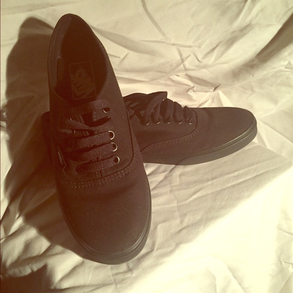 Van Authentic Skate Shoe 7 Womens 5.5 men's