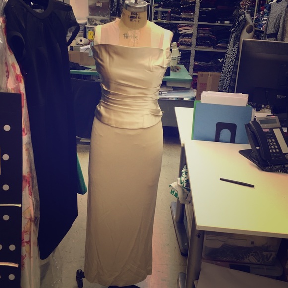 Vera Wang gown bought in Barneys NYC. WORN ONCE.