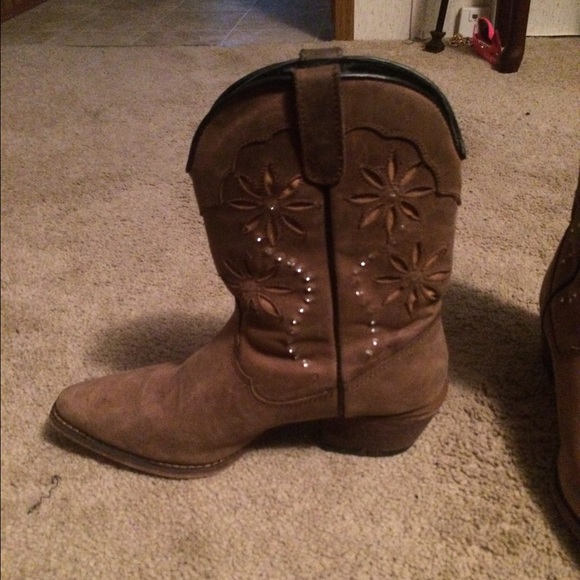 Boots - Picture 3 of 4