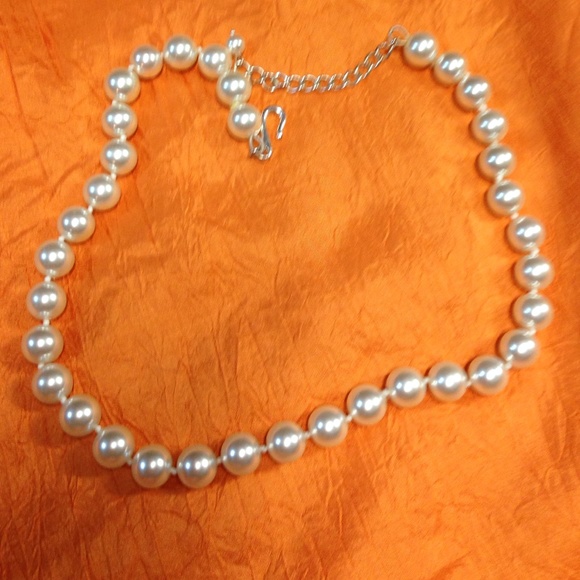 Pearl choker